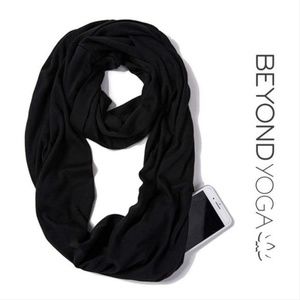 NWT Beyond Yoga Infinity Pocket Scarf
